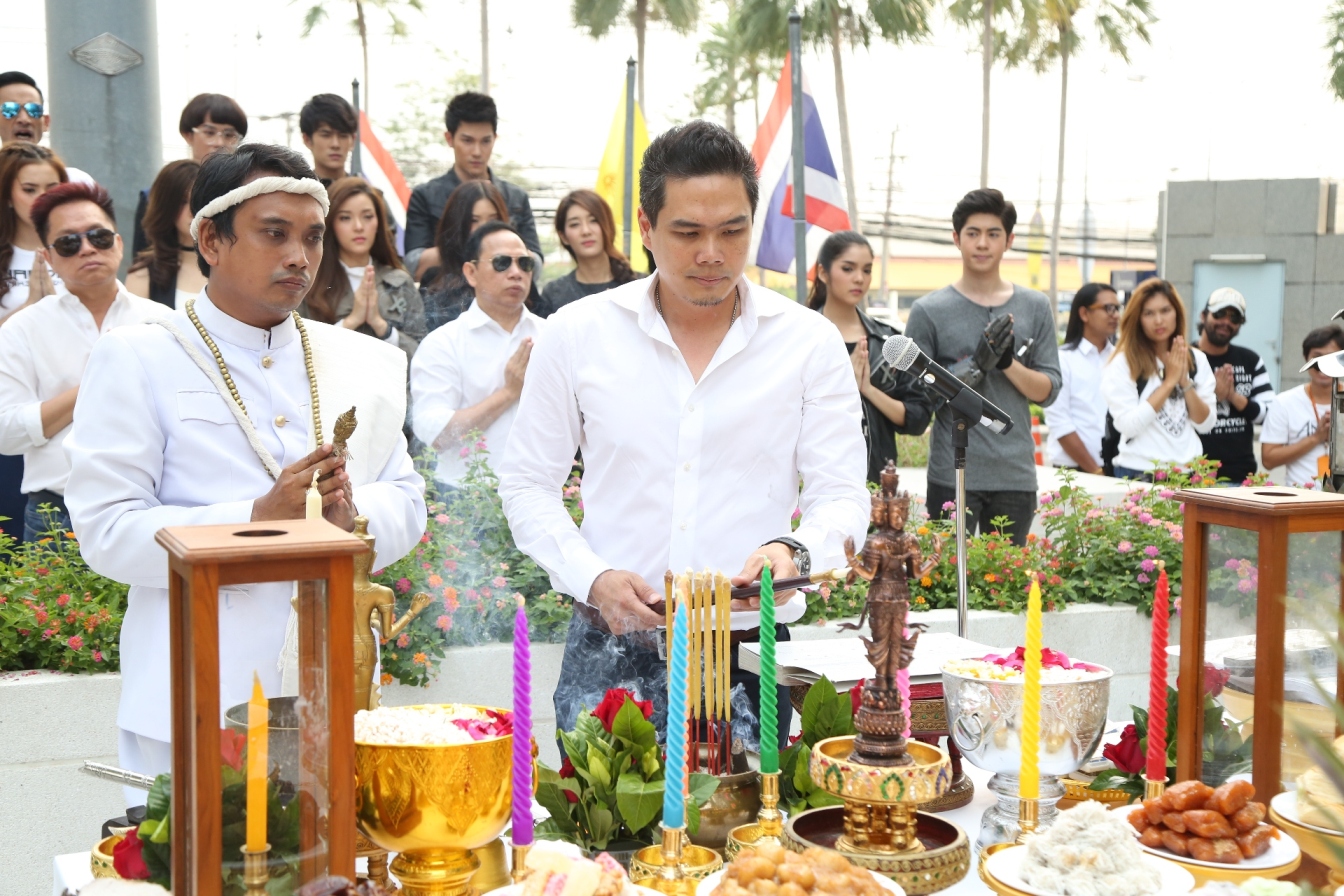 คุณบรรณสิทธิ์ รักวงษ์ นำทีมบวงสรวง