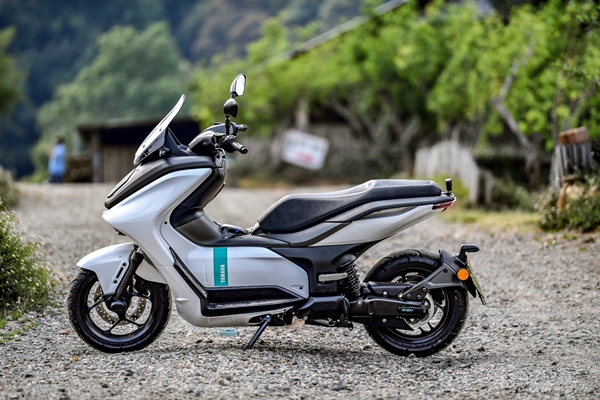 Yamaha_E01