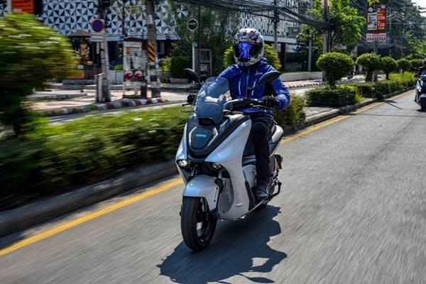 Yamaha_E01