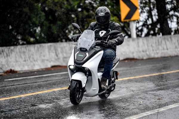 Yamaha_E01