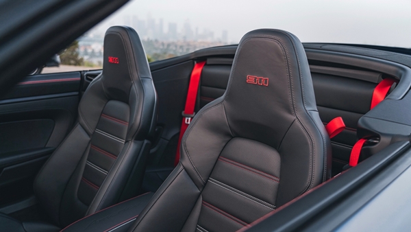 Porsche-911-GTS-Cabriolet-America
