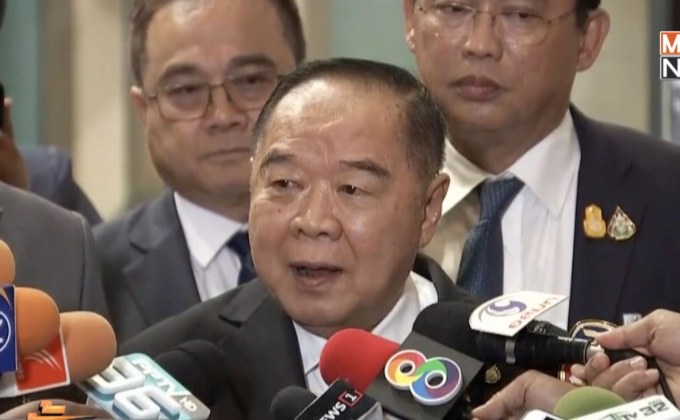 “พล.อ.ประวิตร” ยันไร้ปัญหาสุขภาพหลังลื่นล้มที่สภาฯ