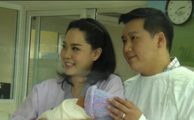“นุ้ย” ควง “ปอนด์” แถลงคลอดลูกสาวคนแรก “น้องรดา”