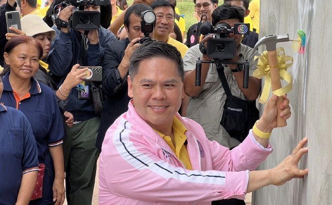 “วราวุธ” รมว.พม. นำทีมลุยโคราช ประเดิมตอกเข็มเอกบ้านมั่นคงริมรางเมืองย่าโม แก้ปัญหาชุมชนที่ได้รับผลกระทบจากการสร้างรถไฟเร็วสูงภาคอีสาน
