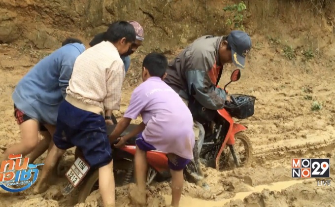เด็กดอยรวมพลัง ช่วยครูเข็นรถฝ่าโคลนไปสอน 