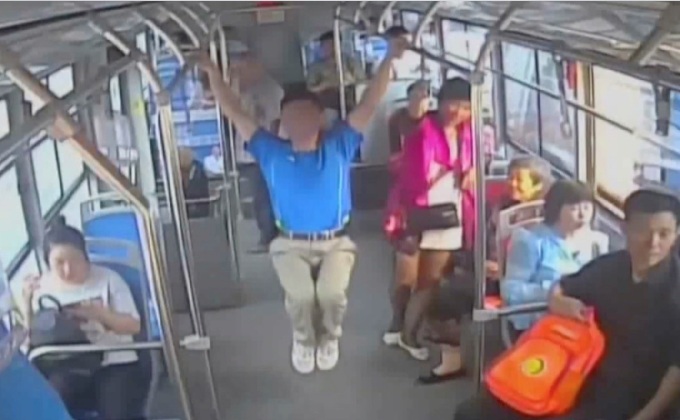 ชายชาวจีนออกกำลังกายบนรถบัส