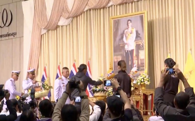“ตูน บอดี้สแลม” เข้ารับสิ่งของพระราชทานจาก ร.10