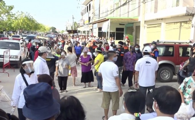 จ.ขอนแก่น แจงดราม่า ไร้จัดระเบียบคนนับพันต่อแถวรับแจกเงิน 500