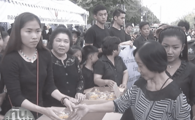 “น้องเมย์” ร่วมแจกขนมทองหยอดที่สนามหลวง