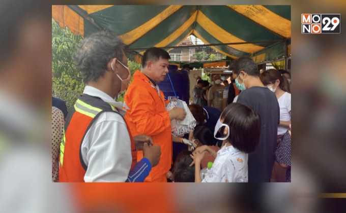 “สิระ” ลงพื้นที่ย่านหลักสี่แจกหน้ากากผ้า