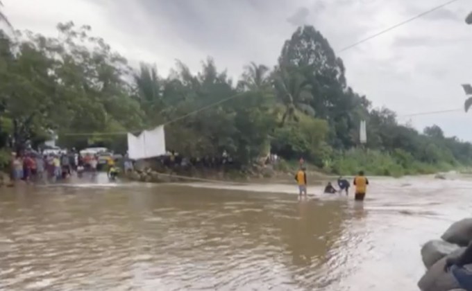 ทางเท้าในจีนพังถล่มฉุดคนเดินถนนร่วง