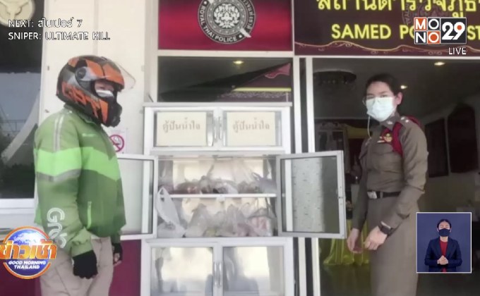 ลูกศิษย์วัดนำอาหารที่พระบิณฑบาต มาใส่ตู้ปันสุข