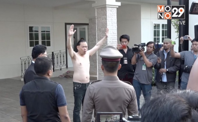 “พ.ต.ท.สันธนะ” มอบตัวกับ ตร.สน.โชคชัย