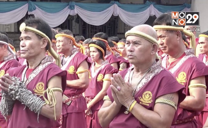 คนมวยบวงสรวงไหว้ครูเนื่องในวันมวยไทย