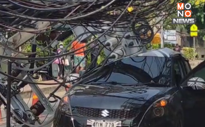 เทรลเลอร์เกี่ยวสายไฟ หม้อแปลงหล่นทับรถเก๋ง คนขับรอดหวุดหวิด