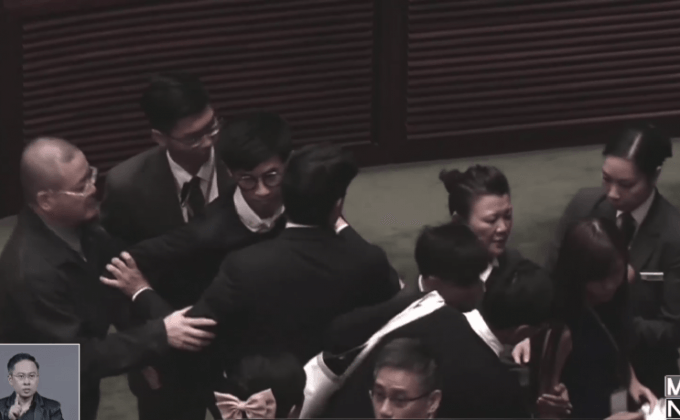 เกิดความวุ่นวายในรัฐสภาฮ่องกง