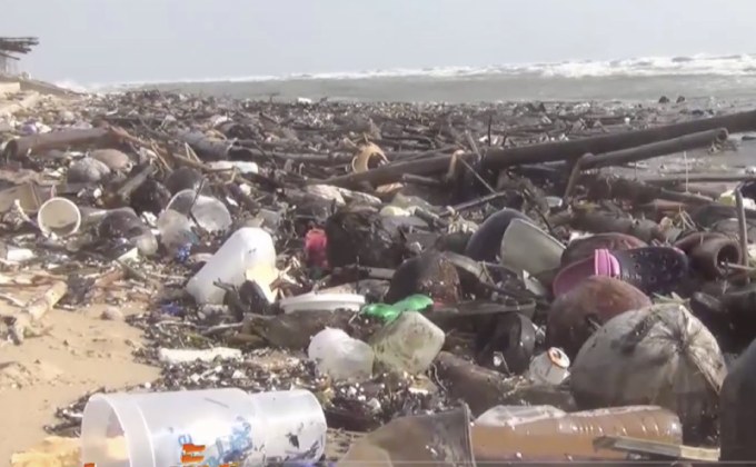 เร่งเก็บขยะเกลื่อนชายหาดวนอุทยานปราณบุรี