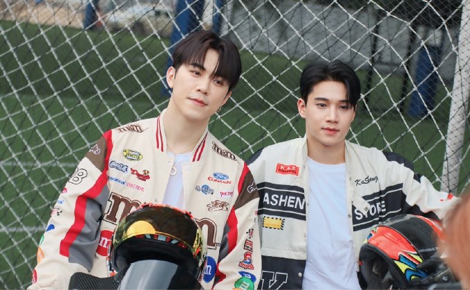 ม่วนจอยต้อนรับสงกรานต์ !!! 2หนุ่มหล่อ ติ๊กต๊อกเกอร์ชาวเกาหลีและไต้หวัน “จิน รถแห่- กาวี“