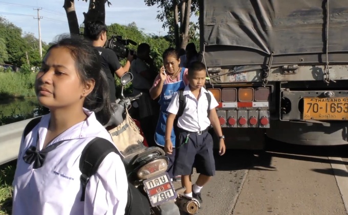 รถบรรทุกชนท้ายรถนักเรียนอาการสาหัส 3 คน