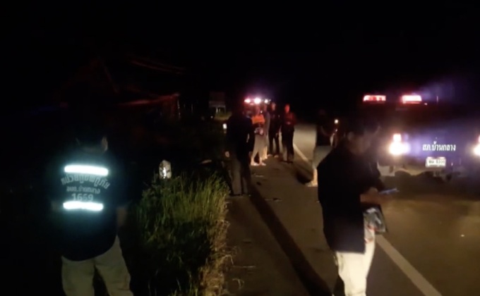 รถ 10 ล้อพุ่งชนเสาไฟฟ้า-ศาลาพักผู้โดยสาร จ.นครพนม