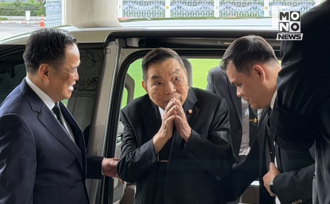 อนุทินพาพ่อชวรัตน์เยี่ยมตึกไทยคู่ฟ้า นั่งเก้าอี้นายกฯ ถ่ายภาพที่ระลึก