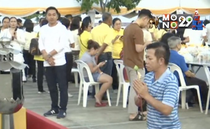 ประชาชนกรุงเทพฯ ทำบุญรับปีใหม่