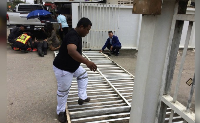 ตำรวจระยองถูกประตูเหล็กล้มทับบาดเจ็บ