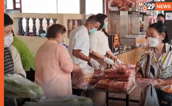 “วัดท่าไม้ – ศิษยานุศิษย์” แจกหมูเนื้อแดงพร้อมผักปลอดสารพิษ ช่วยผู้บริโภคภาวะหมูแพง
