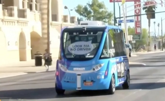 Shuttle Bus ไร้คนขับประสบอุบัติเหตุในวันแรกของการทดสอบ
