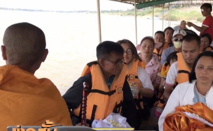 แห่สักการะพระธาตุกลางน้ำจุดลอยอังคารเถ้าอัฐิหลวงพ่อคูณ