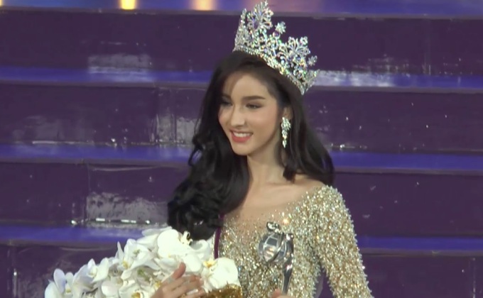 ดราม่า! “โยชิ” คว้ามงกุฎ “มิสทิฟฟานี่ ยูนิเวิร์ส 2017” 