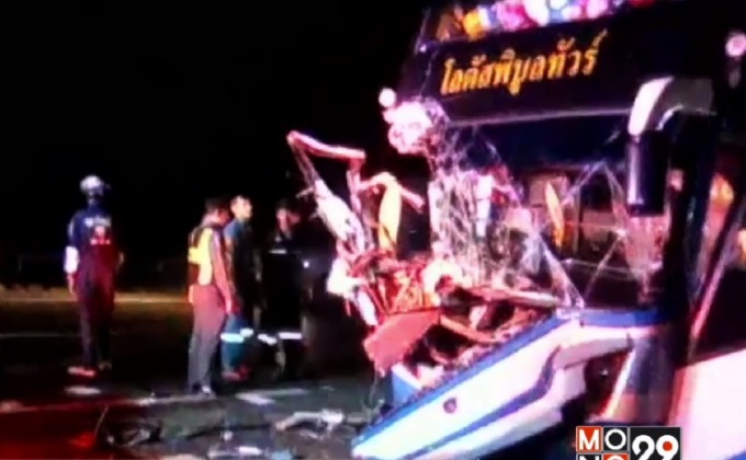 รถทัวร์ชนท้ายรถบรรทุกคนขับเสียชีวิต