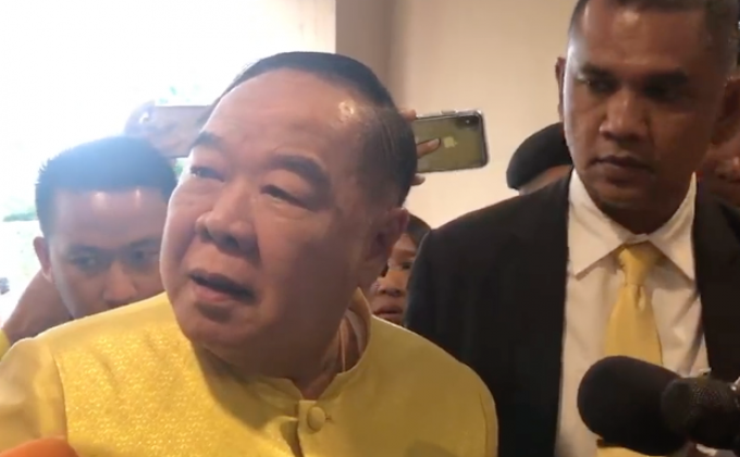 “ประวิตร” สั่งสอบคลิปพลทหารเลี้ยงไก่