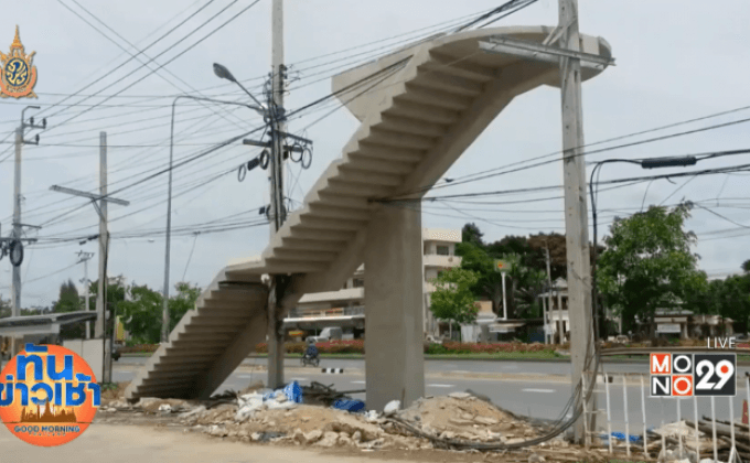 รื้อเสาไฟฟ้าโผล่สะพานลอย จ.นนทบุรี