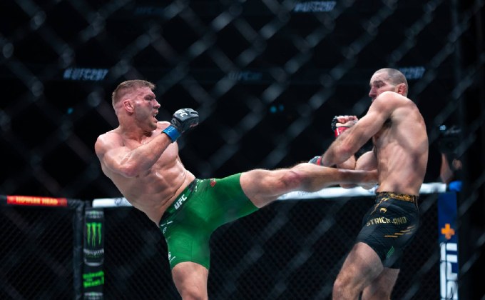 “ดู เพลสซิส” ต้อนแต้มกระชากแชมป์จาก “สตริคแลนด์” ศึก UFC 297