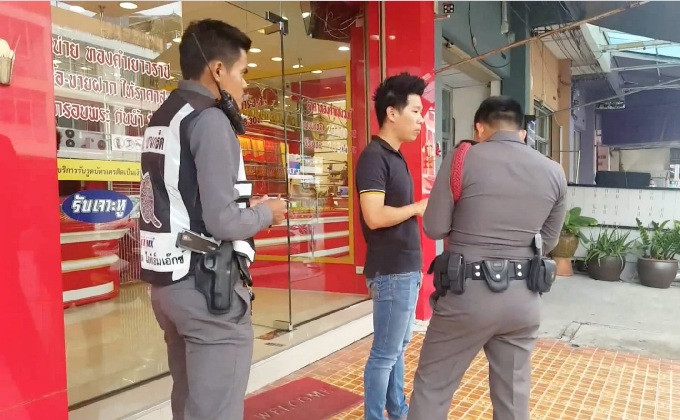 คนร้ายทำทีเป็นลูกค้าก่อนชิงทอง 2 บาทหลบหนี