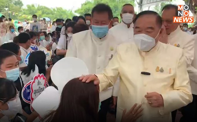 “ประวิตร” อารมณ์ดี เป็นปธ.พิธีอุ้มพระดำน้ำ ชาวเพชรบูรณ์ร่วมงานคึกคัก ชูป้าย “รักลุงป้อมสุดใจ”