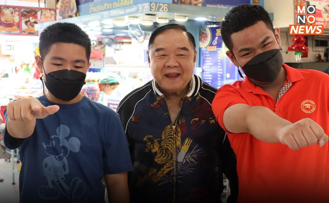 “ลุงป้อม” อารมณ์ดี เดินตลาด อ.ต.ก. แต่เช้า ยิ้มแย้มทักทายพ่อค้า-แม่ค้า-ประชาชน