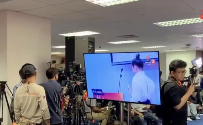 สื่อมวลชนไทย-ต่างประเทศ เกาะติดที่ทำการพรรคอนาคตใหม่
