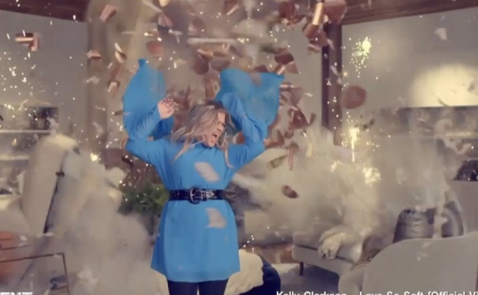 Kelly Clarkson ประกาศหวนคืนวงการพร้อมเพลง Love So Soft