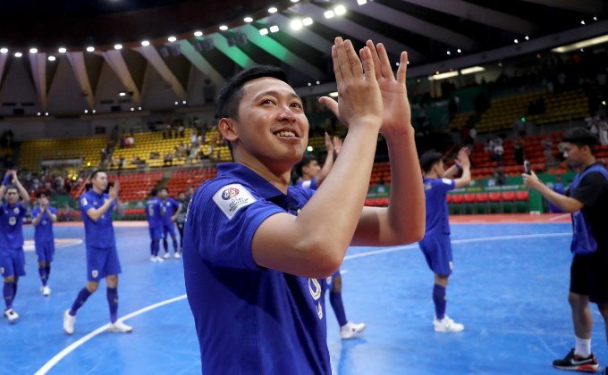 คิง เพาเวอร์ ชวน ศุภวุฒิ เถื่อนกลาง และ ปาณัสม์ กิตติภาณุวงศ์ นักฟุตซอลทีมชาติไทย ร่วมปล่อยคาราวานแจกลูกฟุตบอลให้เยาวชนทั่วประเทศ