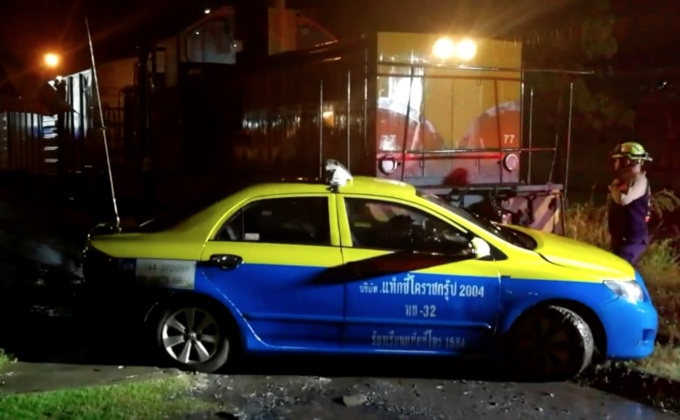 รถไฟชนแท็กซี่กลางเมืองโคราชเจ็บเล็กน้อย