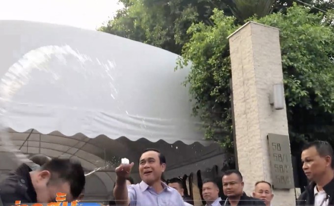 นายกฯ เข้ารดน้ำอวยพร พล.อ.ประวิตร