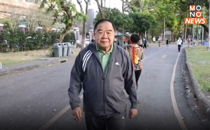 “ลุงป้อม” สุดฟิต! เดินออกกำลังกายสวนลุมฯ แต่เช้า แวะชมตลาด ชาวบ้านแห่ขอเซลฟี เชียร์นั่งนายกฯคนที่ 30