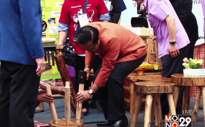 นายกฯ โชว์ตอกขาเก้าอี้ก่อนประชุม ครม.