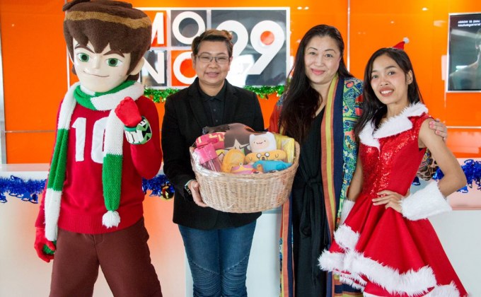 ผู้บริหาร “MONO29” รับมอบกระเช้าปีใหม่