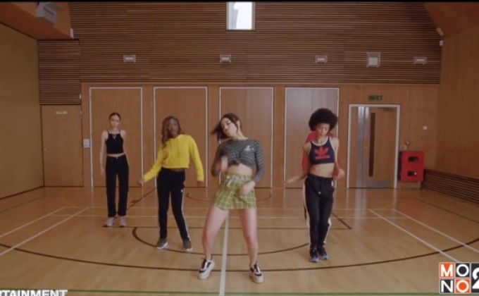 “1 Night” MV ใหม่ Charli XCX พาสำรวจความสัมพันธ์คู่รักบนอพาร์ทเม้น